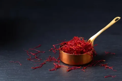 تصویر 3 از زعفران کادویی گلستان با ظاهر مرتب و بسته‌ بندی قابل هدیه